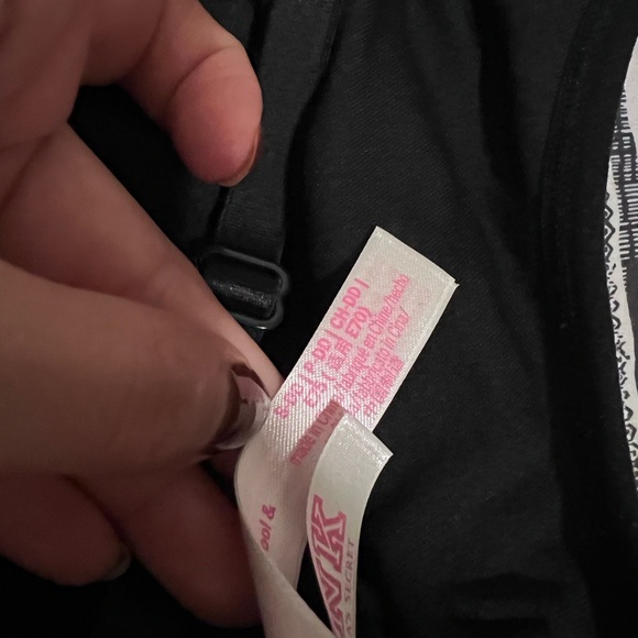 Pink vs bra - Picture 3 of 3